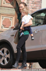 组图：娜塔丽-波特曼单手抱娃 小家伙萌样可爱