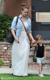 组图：杰西卡-阿尔芭产后首度现身 身材尚未恢复