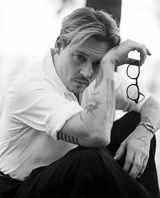 组图：德普帅气登杂志封面 抱熊仔卖萌无敌