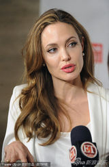 组图：朱莉助阵国际妇女会议 与美国前总统侄女同场