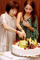 幻灯图：萧亚轩跪拜哭送母亲 珍贵合影曝光