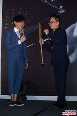 组图：林俊杰发布新专辑 秀棒球阳光帅气