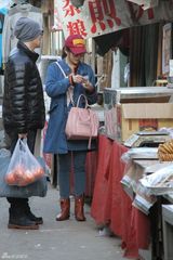 组图：严宽杜若溪甜蜜相伴逛菜场