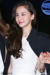 组图：baby俏丽赴韩会金秀贤 嘟嘴甜笑抛媚眼