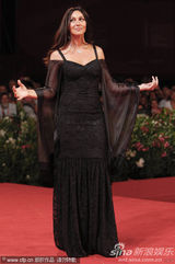 组图：《炎夏》发布会 贝鲁奇裹身黑裙秀玲珑曲线