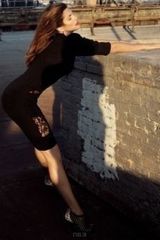 幻灯图：辛迪-克劳馥性感写真 成《芭莎》封面人物