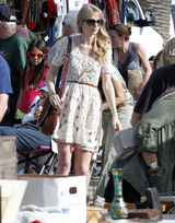 高清图：泰勒-斯威夫特穿白色蕾丝裙逛跳蚤市场