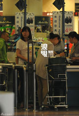 组图：陈好素颜逛超市买肉 产后身材恢复良好