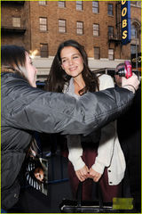 组图：凯蒂亮相纽约街头与粉丝微笑合影