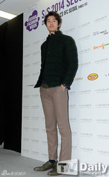 组图：CNBLUE李正信姜敏赫等亲临首尔时装周