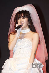 组图：韩歌手李贞贤发新歌《V》穿婚纱变鬼新娘