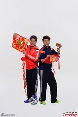 组图：谭咏麟化身教练率领环球名星队拜年