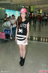 组图：谢安琪热裤装赴台拍MV 亲民与粉丝合照