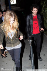 幻灯图集：艾薇儿与前夫深夜碰头 疑似吃回头草