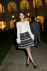 组图：周迅羽毛蕾丝连衣裙亮相卡尔全球大秀