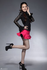 组图：叶熙祺写真蕾丝红裙彰显张扬个性