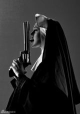 组图：林赛-罗韩最新大片火力十足 扮修女手持枪支