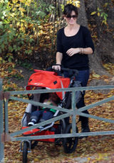 组图：桑德拉-布洛克为养子戴圣诞帽 骑马威风帅气