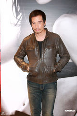 组图：官恩娜金色小洋装亮相 自曝喜买花哨内衣