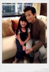 组图：童年小龙女演员超萌生活照 可爱似洋娃娃