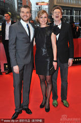 幻灯图集：电影《一家人》首映 导演佩妮莱蓝裙亮眼