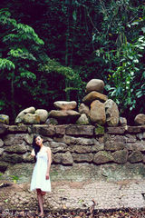 组图：陈思思曝森女系写真 穿行西双版纳的精灵