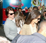 组图：汤姆-克鲁斯一家逛超市 阿汤哥疑被晒伤