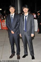 组图：《监视者们》首映 韩孝珠白裙红唇惹火