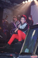 组图：张信哲睽违七年台北开唱 邀萧煌奇尬美声