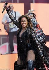 组图：洛佩兹坐猛男人肉轿出场 羽翼裙霸气开唱