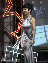 组图：石小群亮相时尚盛典 银色晚装勾勒身材