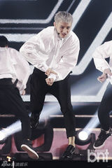 组图：EXO办回归秀咆哮掀高潮 女歌迷激动晕倒