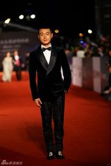 组图：金马红毯群星闪耀 舒淇深V亮胸性感爆棚