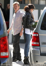 组图：赛琳娜与63岁大叔谈笑风生 痛甩比伯阴影