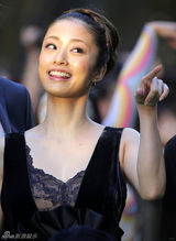 组图：第25届东京国际电影节开幕 星光惨淡走绿毯