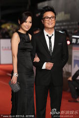 组图：《低俗喜剧》剧组亮相 郑中基余思敏晒恩爱