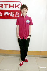 幻灯图：江若琳背心红裙亮相 笑言嫩模太多分不清楚