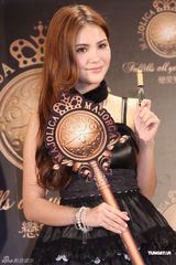 组图：J女郎昆凌抱病出席代言 现场捏鼻否认整形