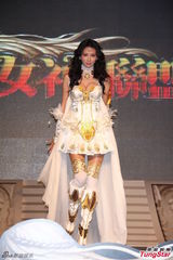 组图：林志玲cos光之女神 挥舞权杖性感曼妙