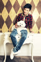 组图：乔任梁携自家宠物狗出镜 关爱小动物显爱心