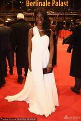 组图：《嫌犯莱拉》首映 导演皮亚携小童星抢镜