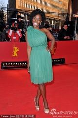 组图：《今天》柏林首映爱莎绿裙黑肤美腿修长