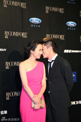 组图：霍建华吕一出席活动 热聊耳语显亲密