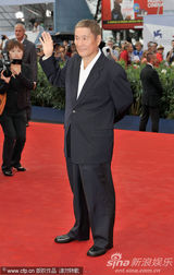 组图：北野武红毯走秀 面瘫无表情更显成熟魅力
