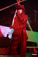 组图：古巨基开唱变白马王子 与JessicaC牵手