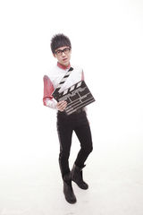 组图：刘心受邀拍摄杂志写真 变身干练导演