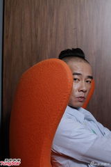 组图：陈小春录歌黎明监场 与卫兰惺惺相惜