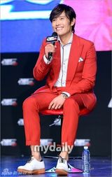 组图：李秉宪出席电影《赤焰战场2》韩国首映