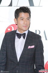 组图：刘嘉玲薄纱高开叉裙性感 谈梅姑遗物拍卖