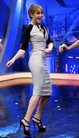 高清组图：詹妮弗-劳伦斯做客节目 跳舞玩射箭